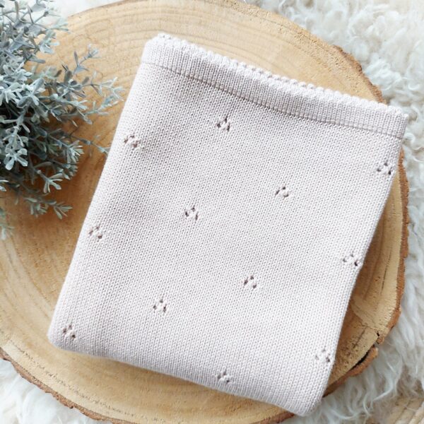 Gebreide wiegdeken broderie oatmeal