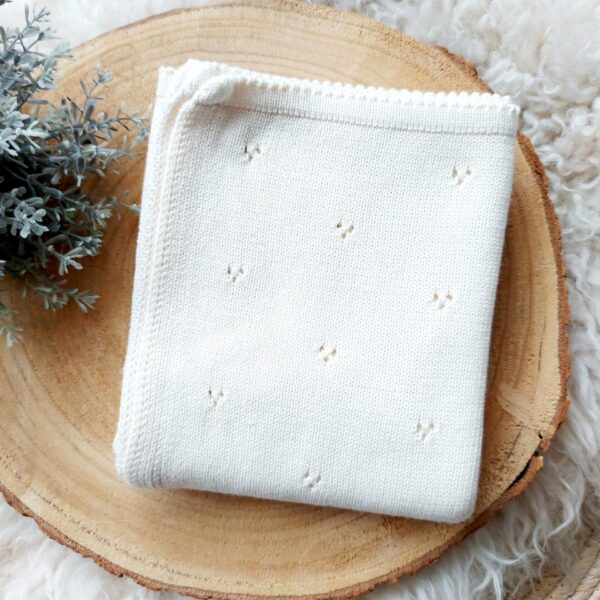 Gebreide wiegdeken broderie offwhite