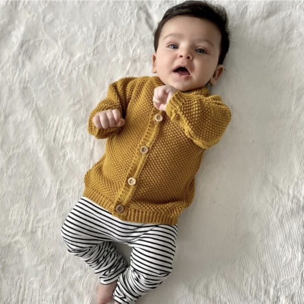 Klein baby | Fijngebreid vest oker