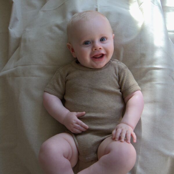 Joha | Romper korte mouw donker beige rib
